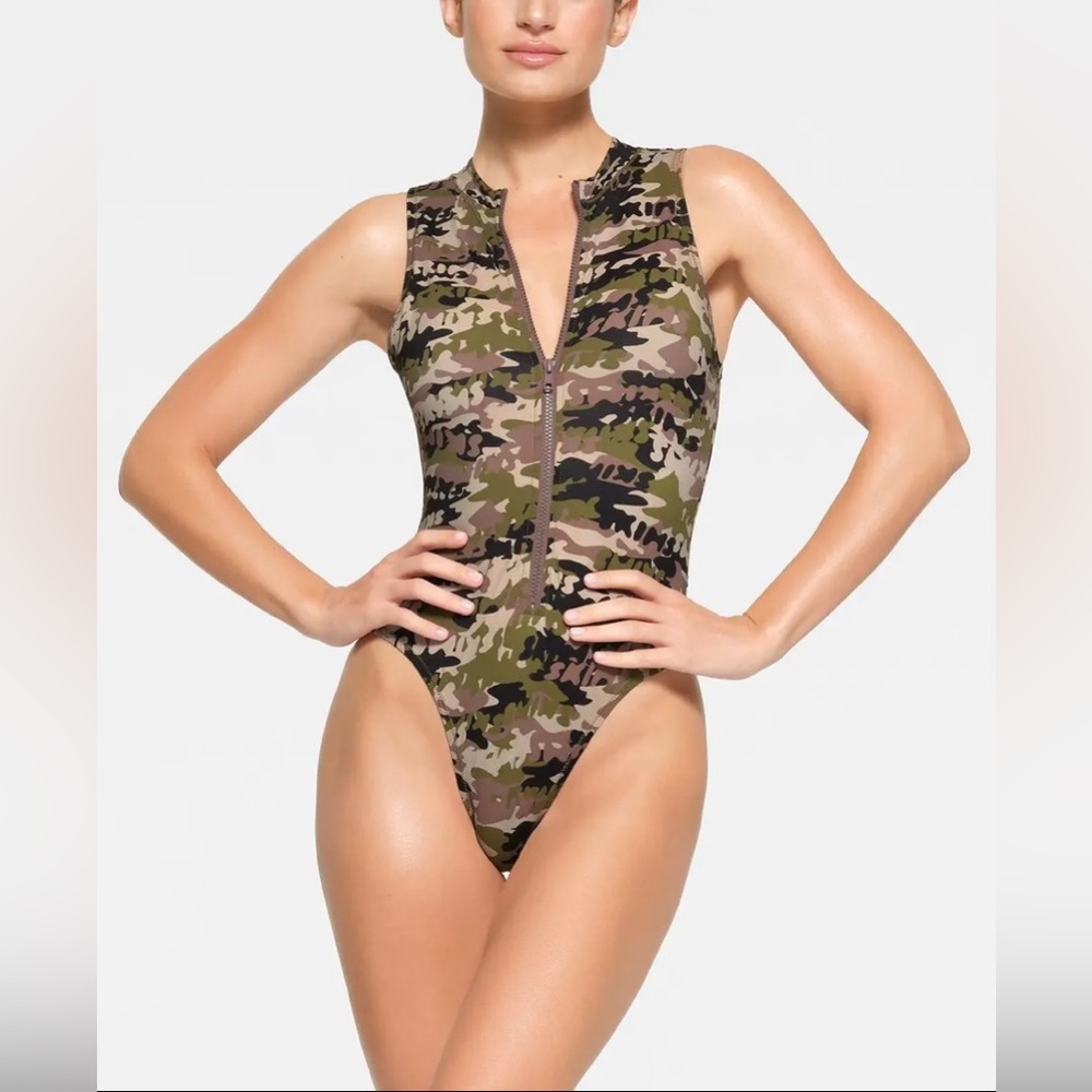 SKIMS Signature Swim Zip Front Sleeveless One Piece in Camo, size Small